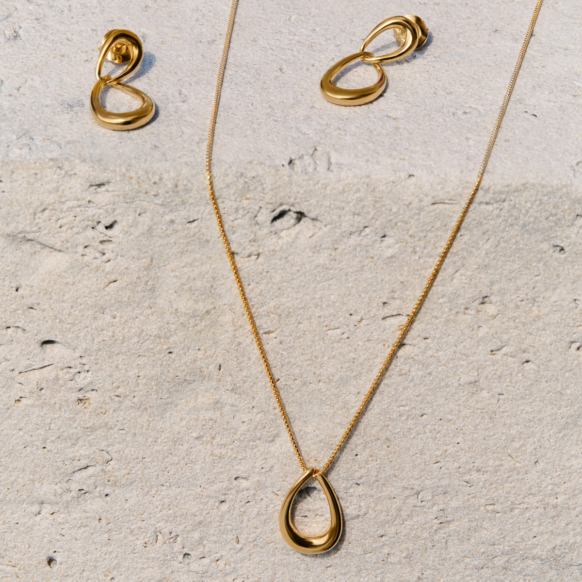 Vivante Grande Drop Gold Earrings